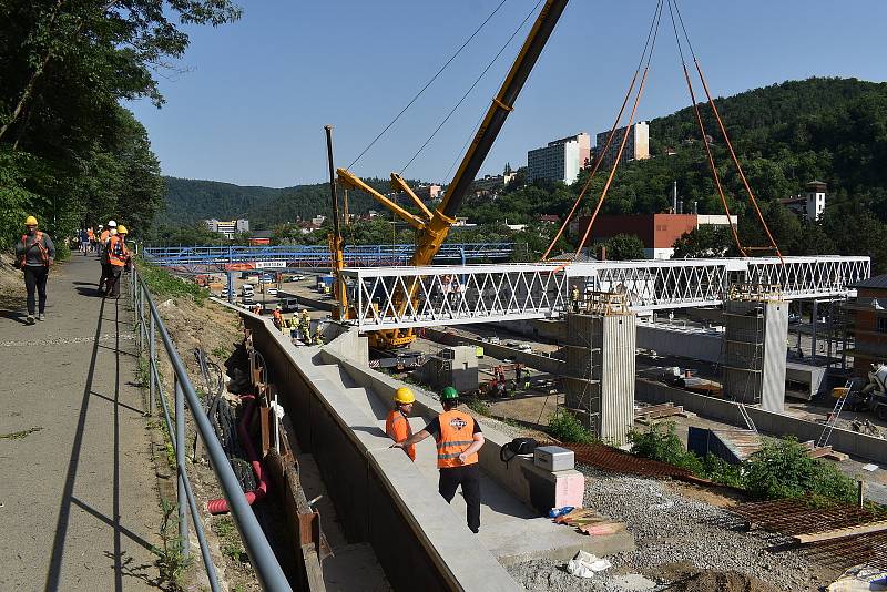 Kolos nad tratí. Těžká technika usadila na nádraží v Adamově novou lávku pro pěší.