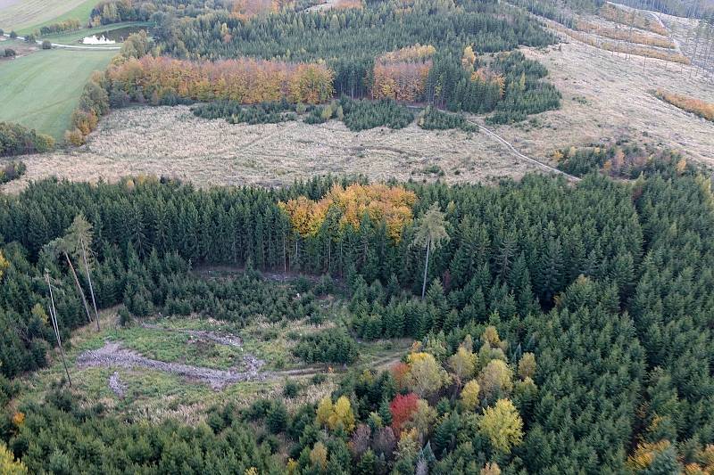 Ve vzduchu potkal motorový paraglidista Petr Buchta z Adamova horkovzdušný balon a vyfotografoval Macochu.