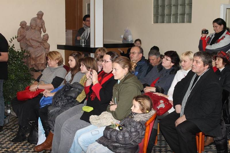 Blanenští skauti rozdávají v neděli i na Štědrý den na městské radnici Betlémské světlo.