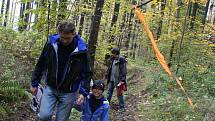 Outdoorový závod zdolávali děti i dospěláci v lese nad blanenskou přehradou. 