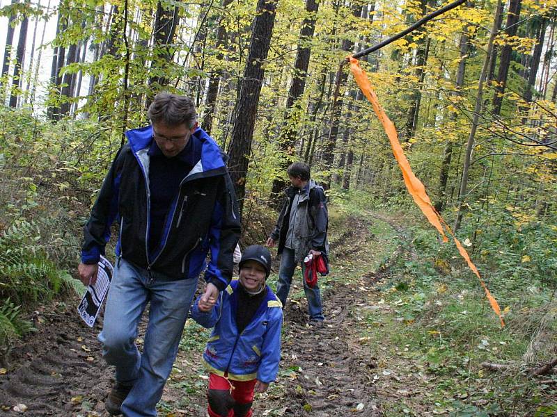 Outdoorový závod zdolávali děti i dospěláci v lese nad blanenskou přehradou. 