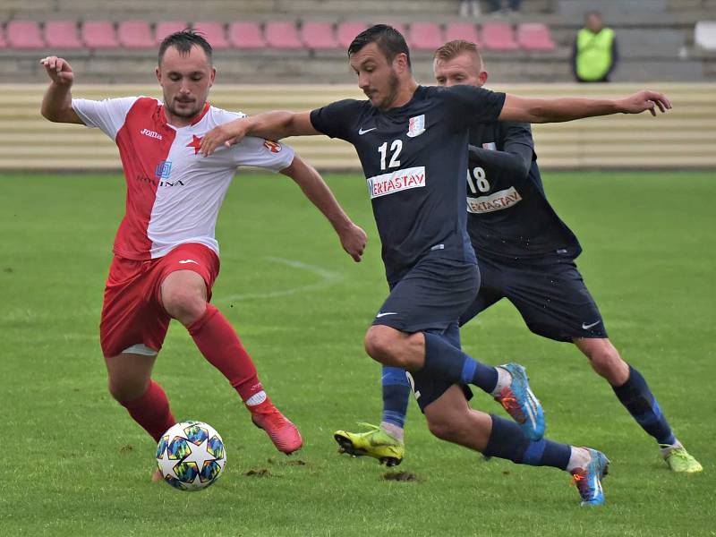 V utkání Moravskoslezské fotbalové ligy SK HS Kroměříž - FK Blansko (modré dresy) branky nepadly.