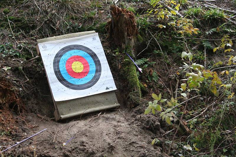 Outdoorový závod zdolávali děti i dospěláci v lese nad blanenskou přehradou. 