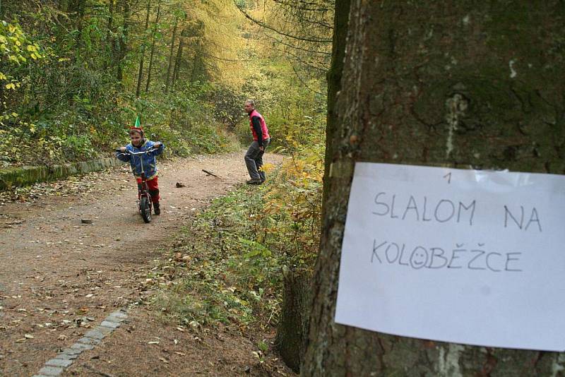 Outdoorový závod zdolávali děti i dospěláci v lese nad blanenskou přehradou. 
