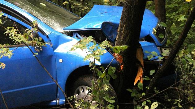 Dvě nehody, které se staly krátce po sobě, zablokovaly ve středu před polednem silnici mezi Blanskem a Šebrovem. Skončily se dvěma lehkými zraněními. Místo nehody bylo volně průjezdné až kolem půl druhé odpoledne.