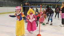 Mateřské centrum Paleček uspořádalo v pátek v Blansku pro děti karneval na ledě.