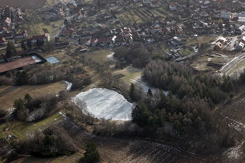 První letošní let a série nádherných fotografií. Paraglidistu Petra Buchtu z Adamova na Blanensku zlákala předpověď počasí k výletu na motorovém křídle. Do vzduchu vystartoval ve středu z kotvrdovického letiště krátce před půl osmou ráno.