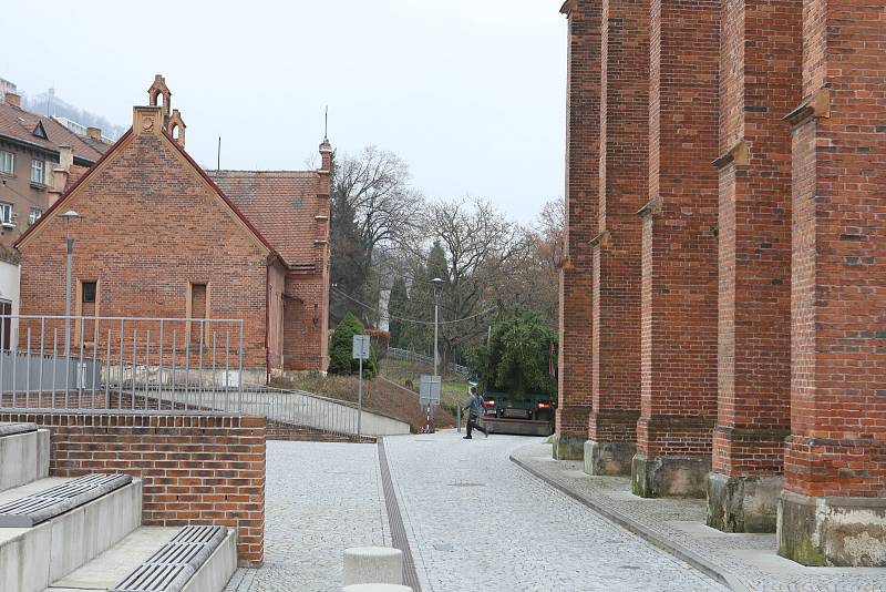 V pondělí přivezla těžká technika vánoční strom ke kostelu svaté Barbory v Adamově. Městu ho věnoval Školní lesní podnik Masarykův les Křtiny.