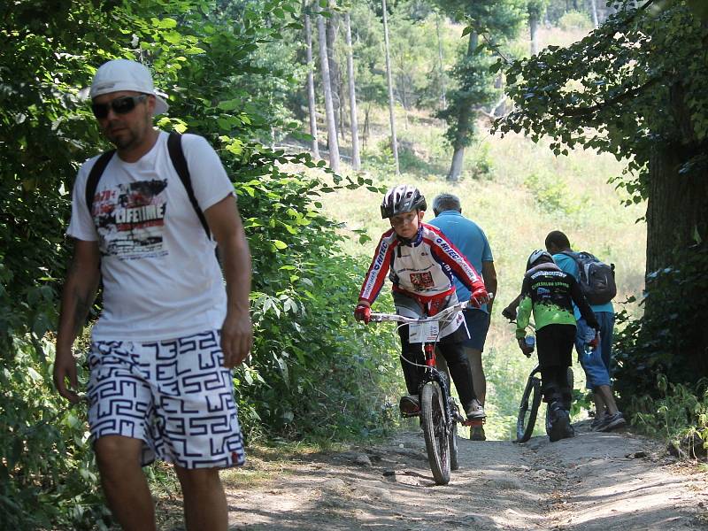 První den mistrovství světa v biketrialu bojovali v lesích nad blanenskou přehradou Palava o medaile jezdci do patnácti let a dívky.