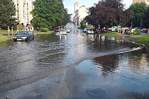 Boskovickým vadí, že se v ulici Komenského po vydatnějších deštích opakovaně tvoří laguna vody. V centru dvanáctitisícového města blokuje provoz. Na snímku potopa z letošního srpna.