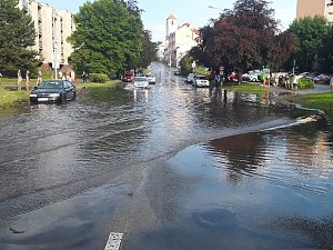 Boskovickým vadí, že se v ulici Komenského po vydatnějších deštích opakovaně tvoří laguna vody. V centru dvanáctitisícového města blokuje provoz. Na snímku potopa z letošního srpna.