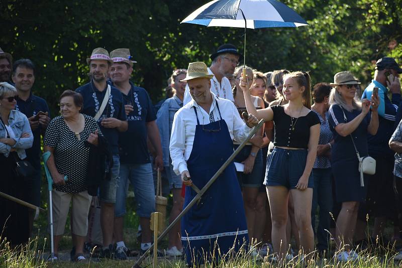 Kloboučské bratrstvo pořádalo už po dvanácté sečení otav. Soutěžilo jedenáct mužů, pět žen a dva junioři.