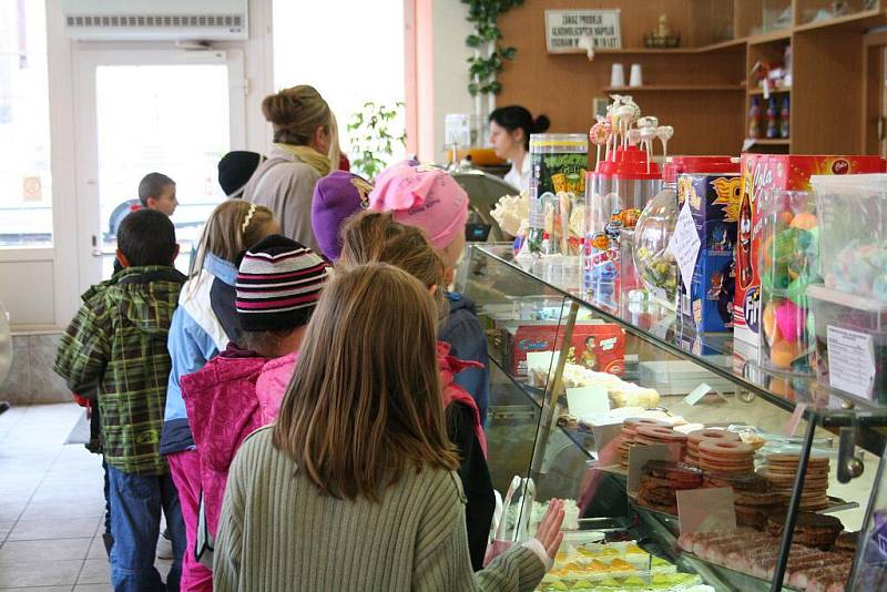 Na padesát druhů zákusků, skoro dvě stovky dortů a velký výběr domácí zmrzliny a cukroví. To všechno najdou zákazníci v cukrárně Severka, která v Blansku stojí už dvaatřicet let.