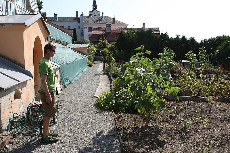 Dělníci se pustí do rozsáhlé obnovy zámecké zahrady v Lysicích včetně zahradnictví se skleníky a oranžérií. Zahrada bude nepřístupná dva a půl roku. Úpravy přibližně za 160 milionů korun ji vrátí původní podobu z konce 19. století.