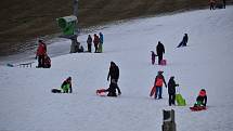 I když je areál kvůli epidemii koronaviru oficiálně zavřený a vleky stojí, berou ho davy lidí v posledních dnech doslova útokem. Jen lyže se snowboardy vyměnili za boby a sáňky.