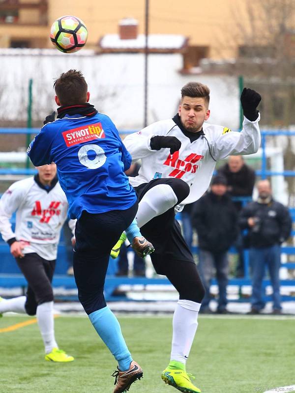 V přípravném utkání remizovali fotbalisté FC Boskovice (modré dresy) v okresním derby s FK Blansko 5:5.