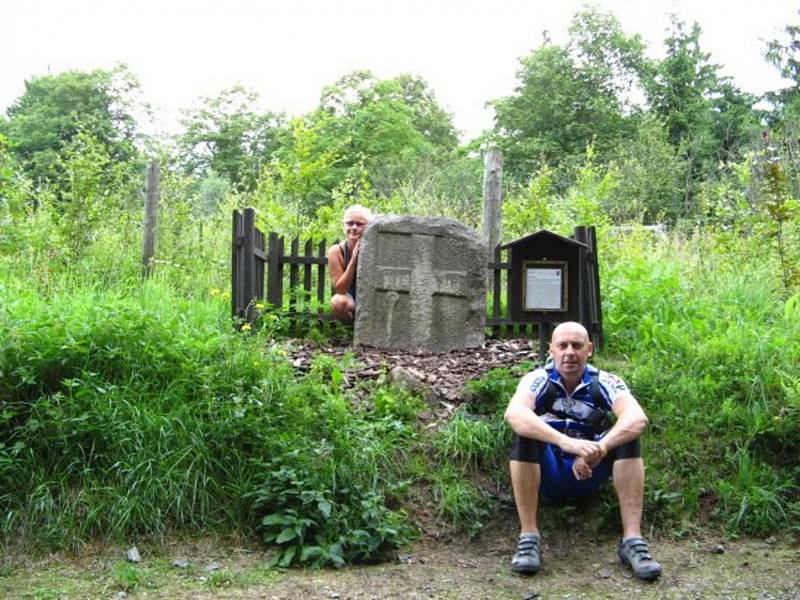 Ke kamenné památce v Sázavě se váže zajímavá pověst. Poustevníkovo roucho a hůl uzdravily hledače rudy ze stříbrné horečky. 