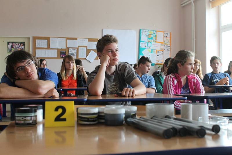 Netradiční hodina chemie, kterou rájeckým gymnazistům předvedli studenti Vysoké školy chemicko-technologické v Praze.