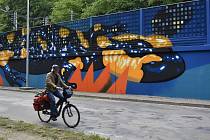 Zeď u trati v Adamově hlídá street artový mlok. Řízené graffiti vyzdobí tamní podchody.