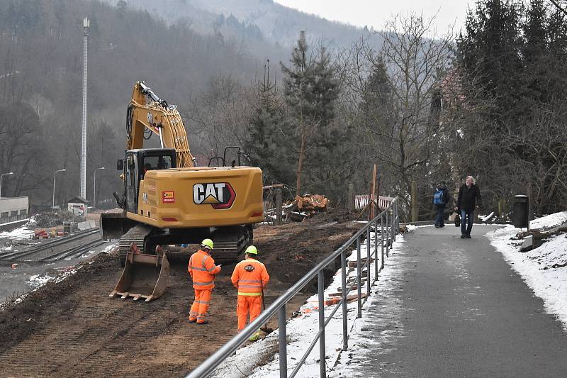 Rekonstrukce postupuje. Část adamovského nádraží už zdemolovaly bagry.