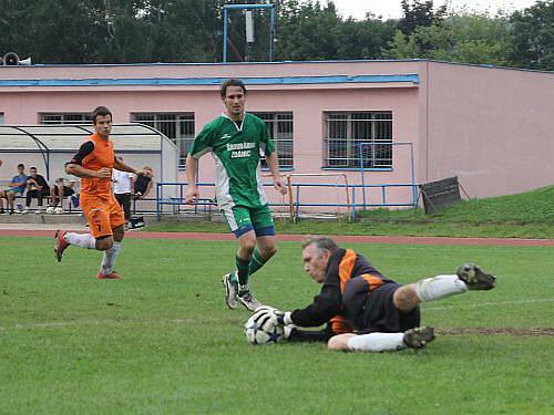 Blanenští hráči (v oranžovém) předvedli atraktivní ofenzívní fotbal.