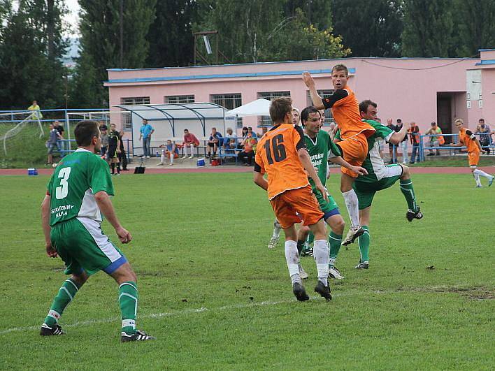 Blanenští hráči (v oranžovém) předvedli atraktivní ofenzívní fotbal.