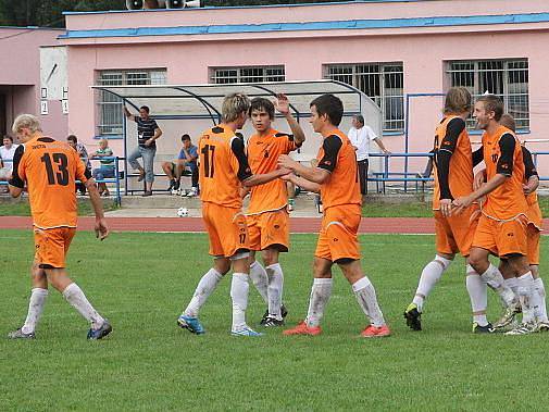 Blanenští hráči (v oranžovém) předvedli atraktivní ofenzívní fotbal.