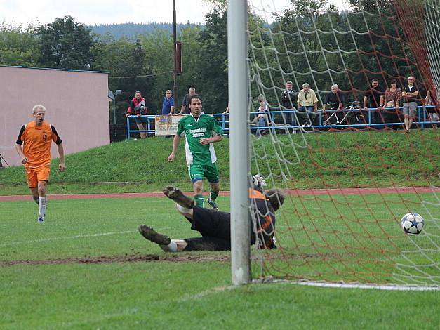 Blanenští hráči (v oranžovém) předvedli atraktivní ofenzívní fotbal.