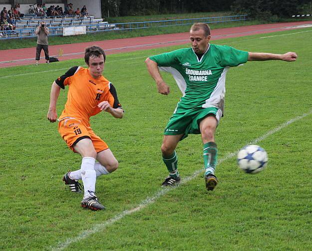 Blanenští hráči (v oranžovém) předvedli atraktivní ofenzívní fotbal.