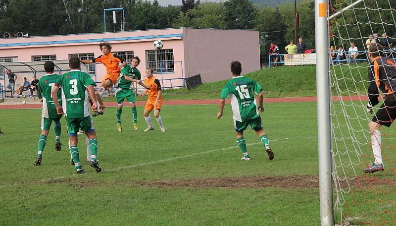 Blanenští hráči (v oranžovém) předvedli atraktivní ofenzívní fotbal.