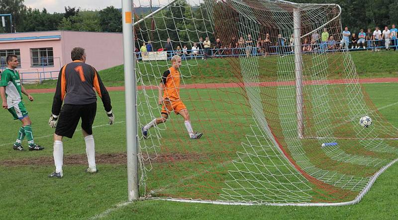 Blanenští hráči (v oranžovém) předvedli atraktivní ofenzívní fotbal.