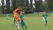 Blanenští hráči (v oranžovém) předvedli atraktivní ofenzívní fotbal.