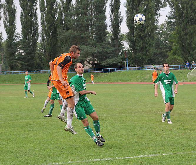 Blanenští hráči (v oranžovém) předvedli atraktivní ofenzívní fotbal.