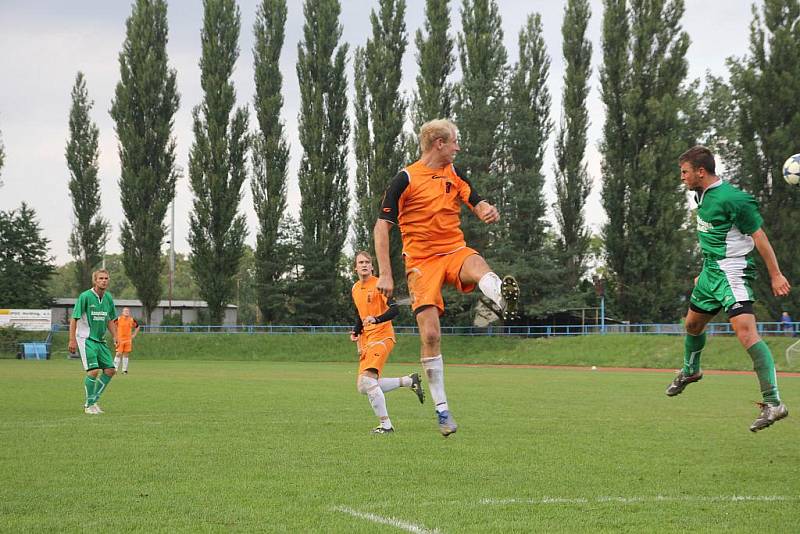 Blanenští hráči (v oranžovém) předvedli atraktivní ofenzívní fotbal.