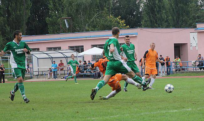 Blanenští hráči (v oranžovém) předvedli atraktivní ofenzívní fotbal.