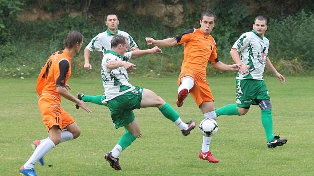 Fotbalisté FK Blansko (v oranžovém) - ilustrační foto.