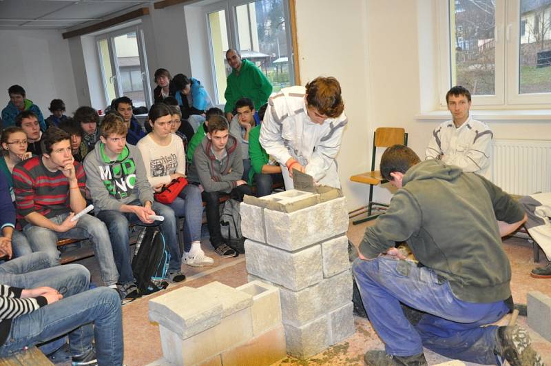 Na Týdnu stavebnictví a bydlení se studenti učili například pracovat s různými stavebními materiály.