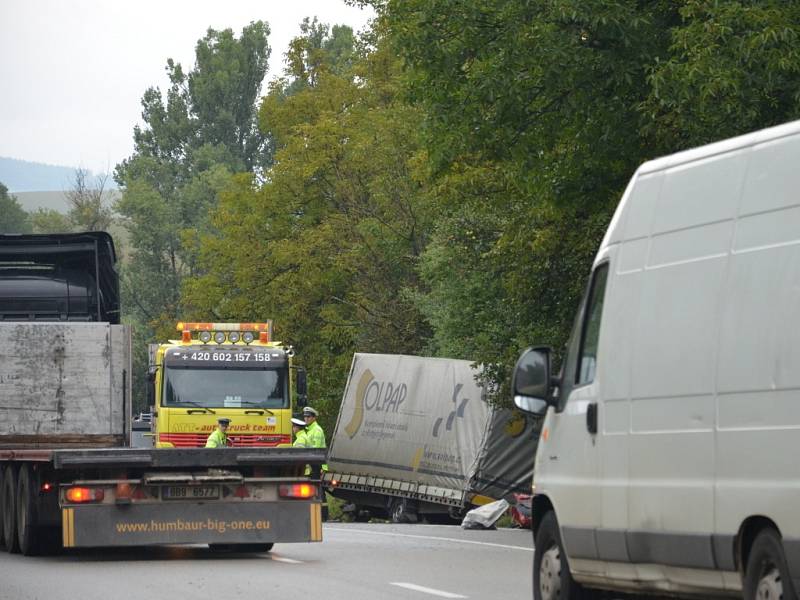 U zemědělského družstva na silnici I/43 u Bořitova bourala v pondělí dvě nákladní a jedno osobní auto.