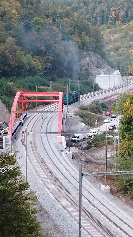 Z brněnských Maloměřic vyrazilo do Adamova na Blanensku několik historických lokomotiv. Dvě parní, jedna motorová a jedna elektrická, která jela ve vleku. Mašiny železničáři použili při zátěžové zkoušce dvou nových mostů právě u Adamova