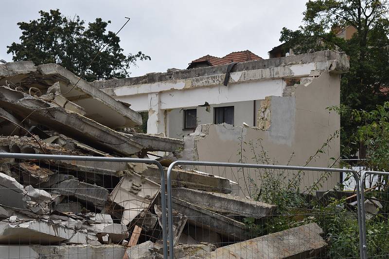 Z balkonu hotelu Velen měli hosté nádherný výhled na zříceninu hradu Boskovice. To už je historie. Teď je z něj hromadu suti. Těžká technika v těchto dnech udělala tečku za jeho více než čtyřicetiletou historií.