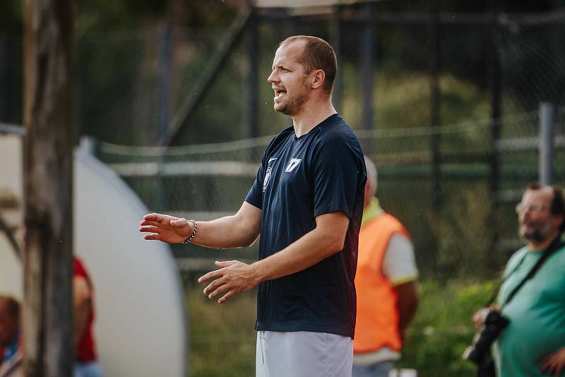 Fotbalisté Boskovic (v modrém) obdrželi na hřišti Moravské Slavie tři branky.