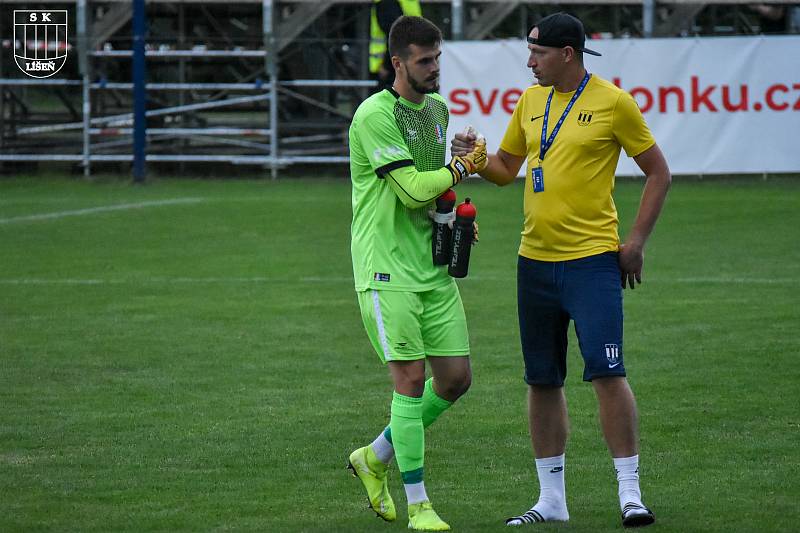 Bývalý líšeňský brankář Pavel Halouska (vlevo) se zdraví s trenérem gólmanů Tomášem Sedmidubským.