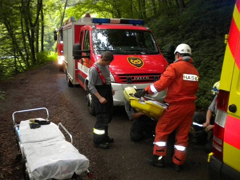 Hasiči v Blansku zachraňovali chlapce a ženu, kteří spadli z výšky.