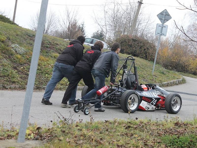 DRAGON II. Studenti VUT Brno soutěží s formulí v projektu Formule student. Už postavili dva prototypy závodních strojů. Formuli Dragon II předvedli v Jedovnicích. Letos s ní odjeli tři závody.