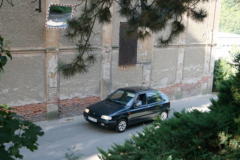 Dělníci rozšíří silnici pod adamovských kostelem svaté Barbory. Podle místních řidičů zmizí jedno z nejrizikovějších míst.