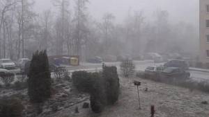 Ve čtvrtek po obědě se jihem Moravy prohnala sněhová vánice se silným větrem. Na videu záběry z Blanenska z ulice Družstevní v Adamově.