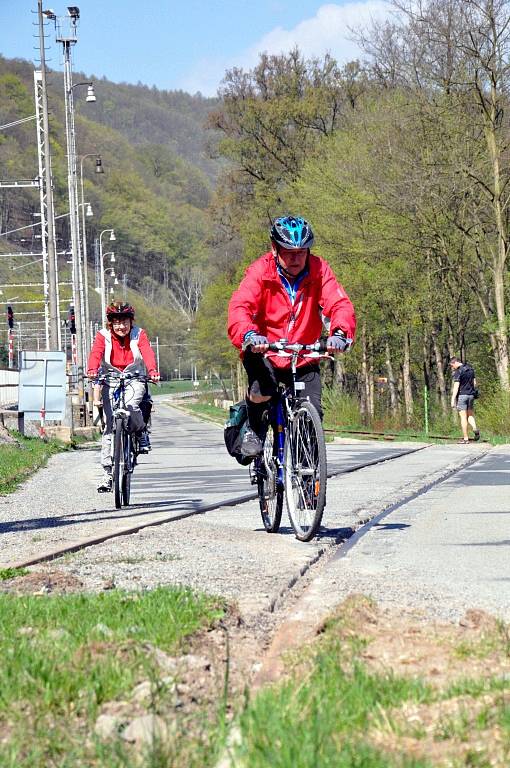 Cyklisté v Adamově mají problémy s obnovenou železniční vlečkou.