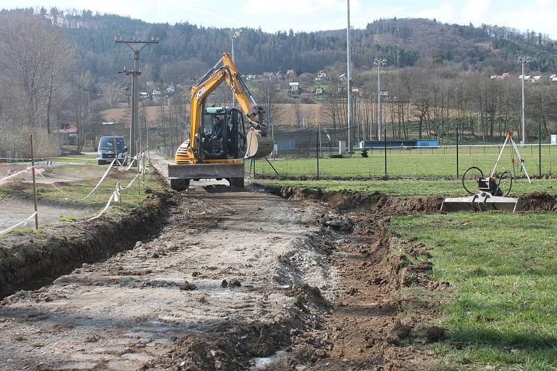 NA KOLE NEBO PĚŠKY? Nový úsek cyklostezky u řeky Svitavy.