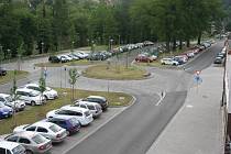 S novým parkovištěm dostalo parkování u nádraží v Blansku řád a prostranství celkově prokouklo.