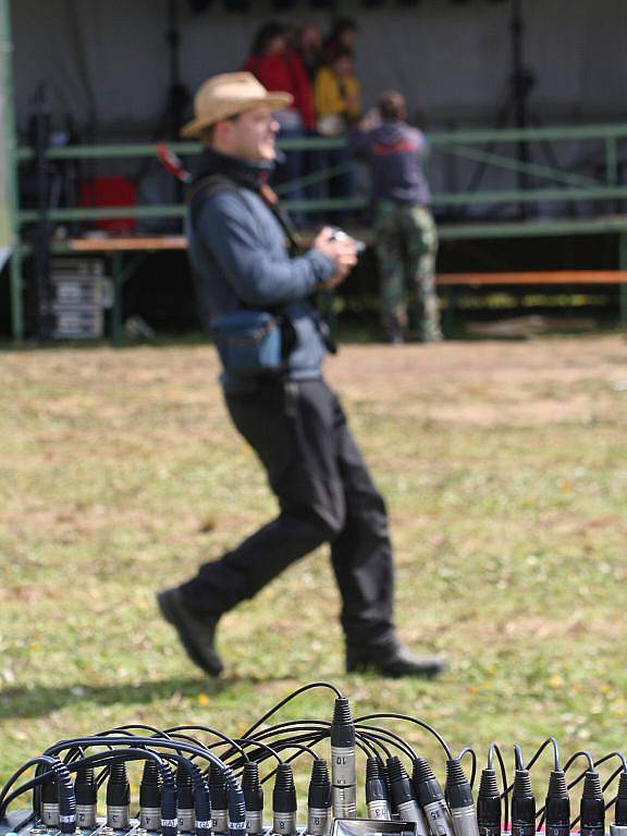 Několik stovek roverů kempuje v těchto dnech ve stanech na louce v blanenské místní části Češkovice. Od středy do neděle se tam koná celorepublikové setkání skautů a skautek nazvané Obrok 2011. 